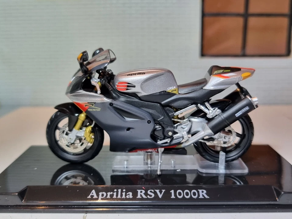 Aprilia RSV 1000R Silver Motorbike Superbike 1:24 Scale Model Diecast Atlas IXO - Image 2 of 4