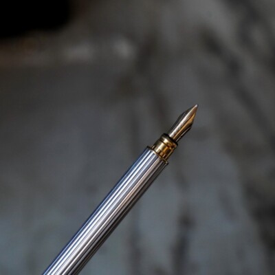 Stylo Plume S.T. Dupont Gatsby Argenté Godrons - Plume En Or 18 Carats - Occasion De Collection