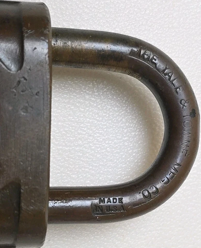 Candado Yale vintage de latón con llave hecho en EE. UU. liso Foto 2 de 4