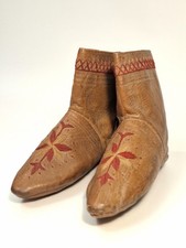 ANCIENS CHAUSSONS BEBE EN CUIR BRODE (Chaussures mode broderie )  (Décoretout31)