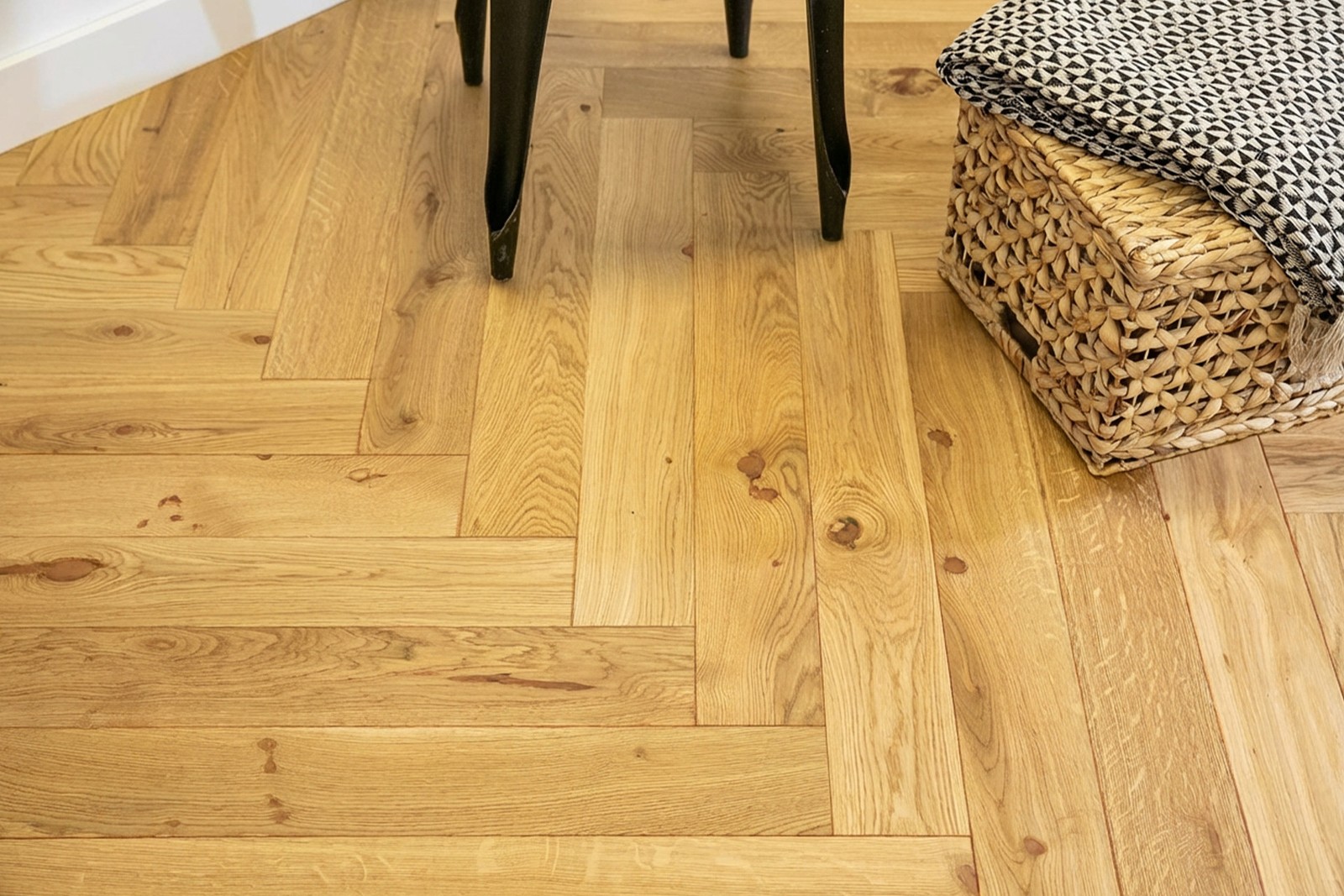Parquet massif bâton rompu country naturel huilé pour créer un salon chaleureux en bois