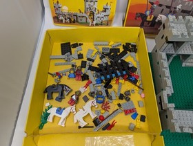 Vintage Lego 6080 King's Castle 1984 w/ Box, Manual - Likely 80-85% - Incomplete