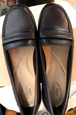 NIB Clarks Women  s Cora Daisy Black Tumbled Flats Slip Ons