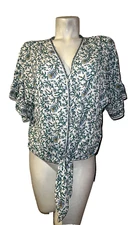 MAX STUDIO Top Women's Sz M Green White Floral Pattern V-neck Tie Hem SS Blouse