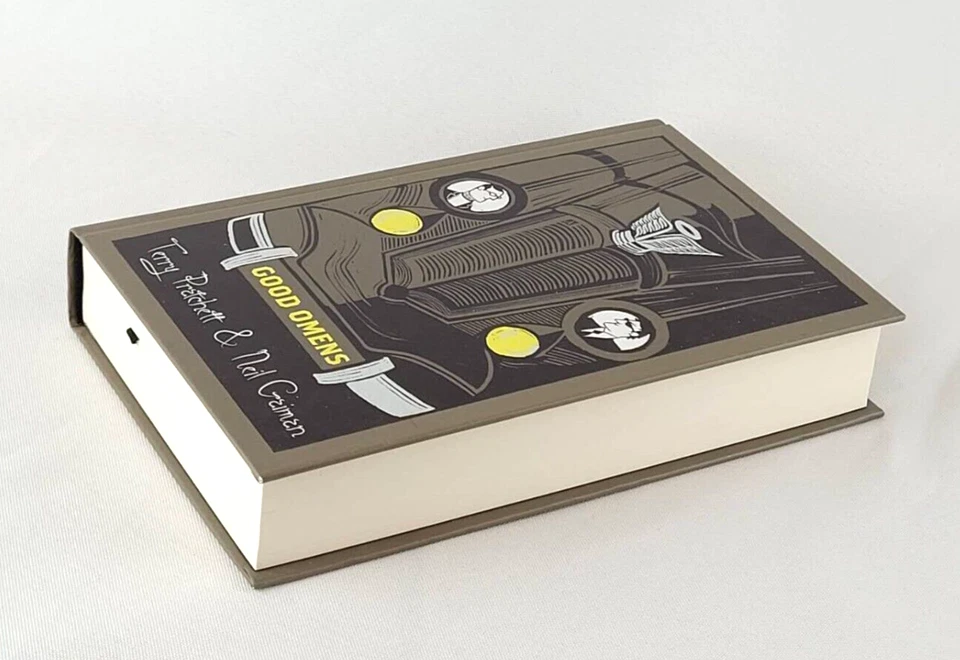 GOOD OMENS by Terry Pratchett, Neil Gaiman Deluxe Gollancz Hardcover *Brand New* Foto 2 de 4