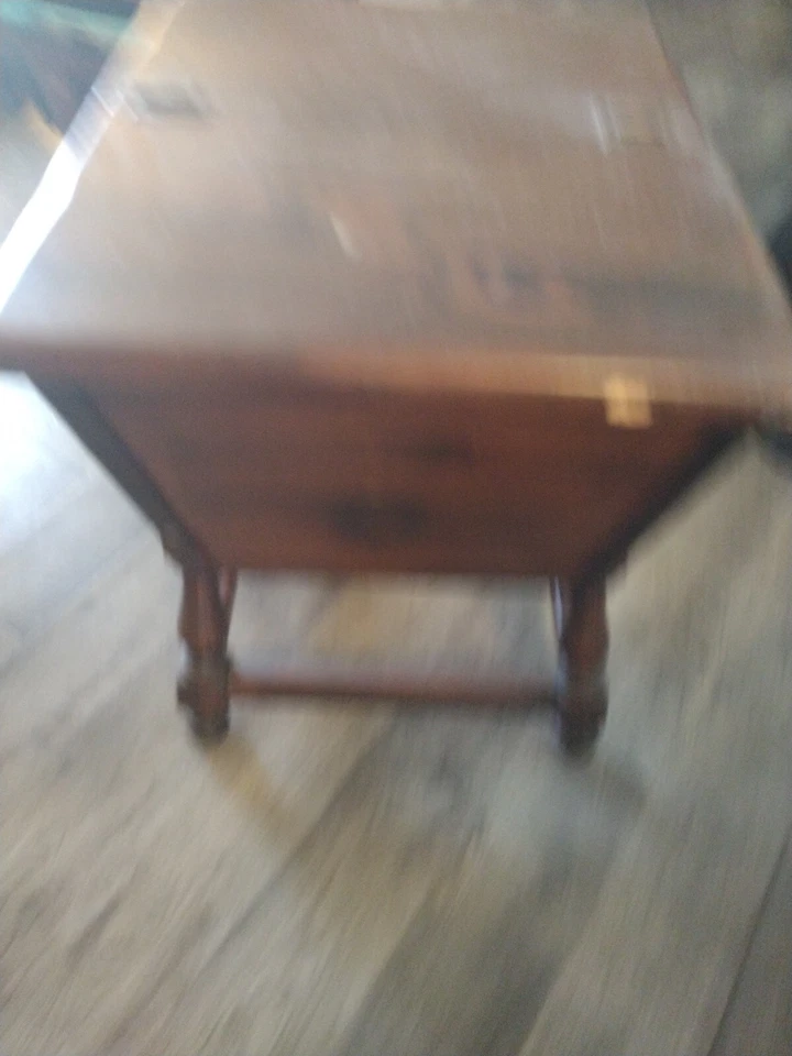 Mesa auxiliar Mid Century Pine Old Tavern Doughbox Foto 4 de 4