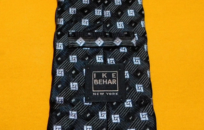 IKE BEHAR СДЕЛАНО В США ЧЕРНЫЙ/СВЕТЛО-СИНИЙ КВАДРАТЫ МОТИВ ГАЛСТУК - ДИЗАЙНЕРСКИЕ ГАЛСТУКИ. - Изображение 3 из 3