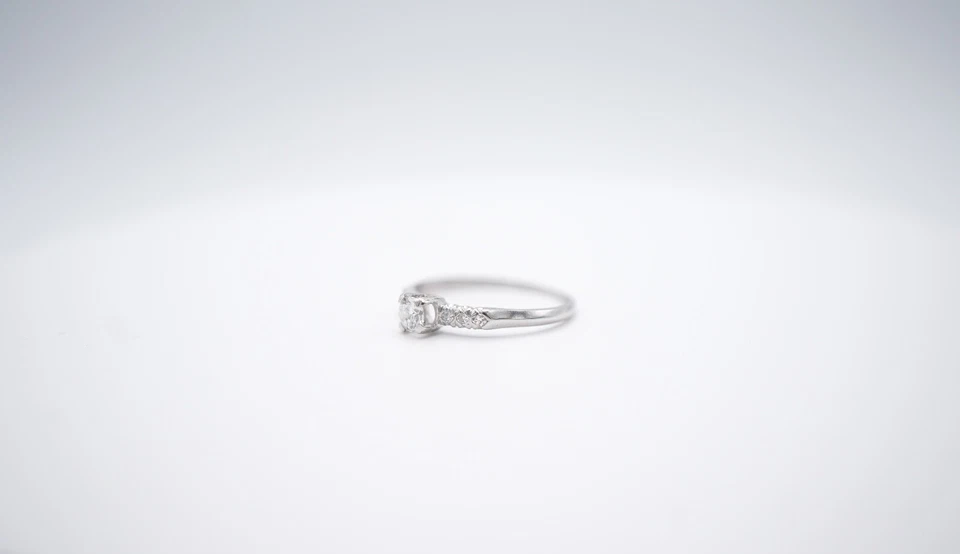 Anillo de compromiso de diamantes vintage de platino con detalles de diamantes Foto 4 de 4