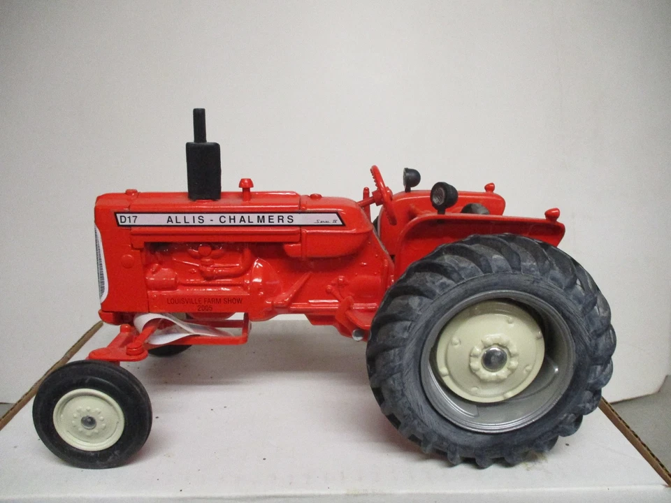 Scale Models Allis Chalmers D-17 Toy Tractor "2005 Farm Show" 1/16 Scale, NIB - Image 2 of 4