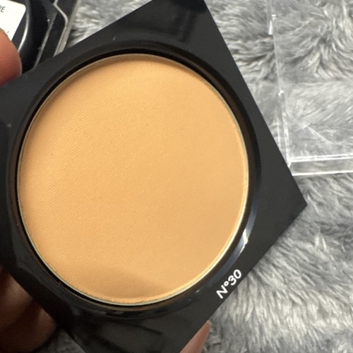 Chanel Les Beiges Healthy Glow Sheer Powder No30 - Picture 2 of 5