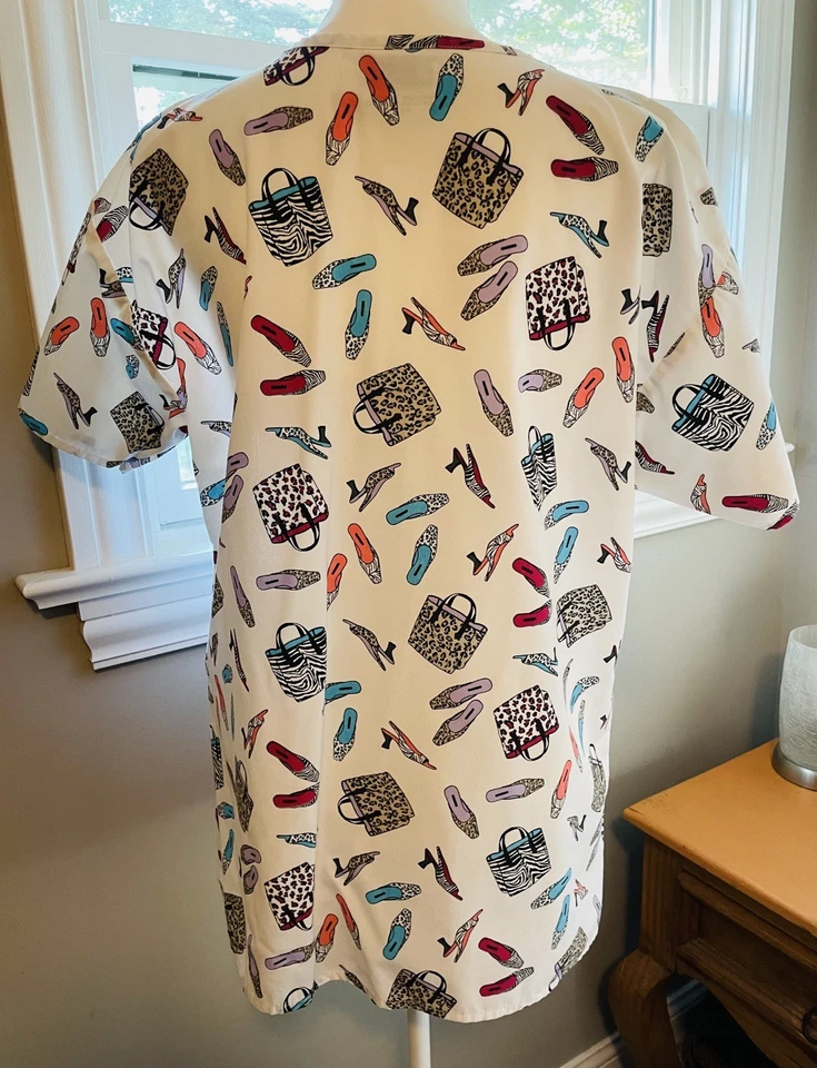 Crest Fashion Scrub Top Purses Lipstick Heels Print V-Neck L Missy Preowned VG - Image 4 of 4