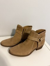 Botines de gamuza beige con correas, detalles con tachuelas, cierre de cremallera, tacón bloque