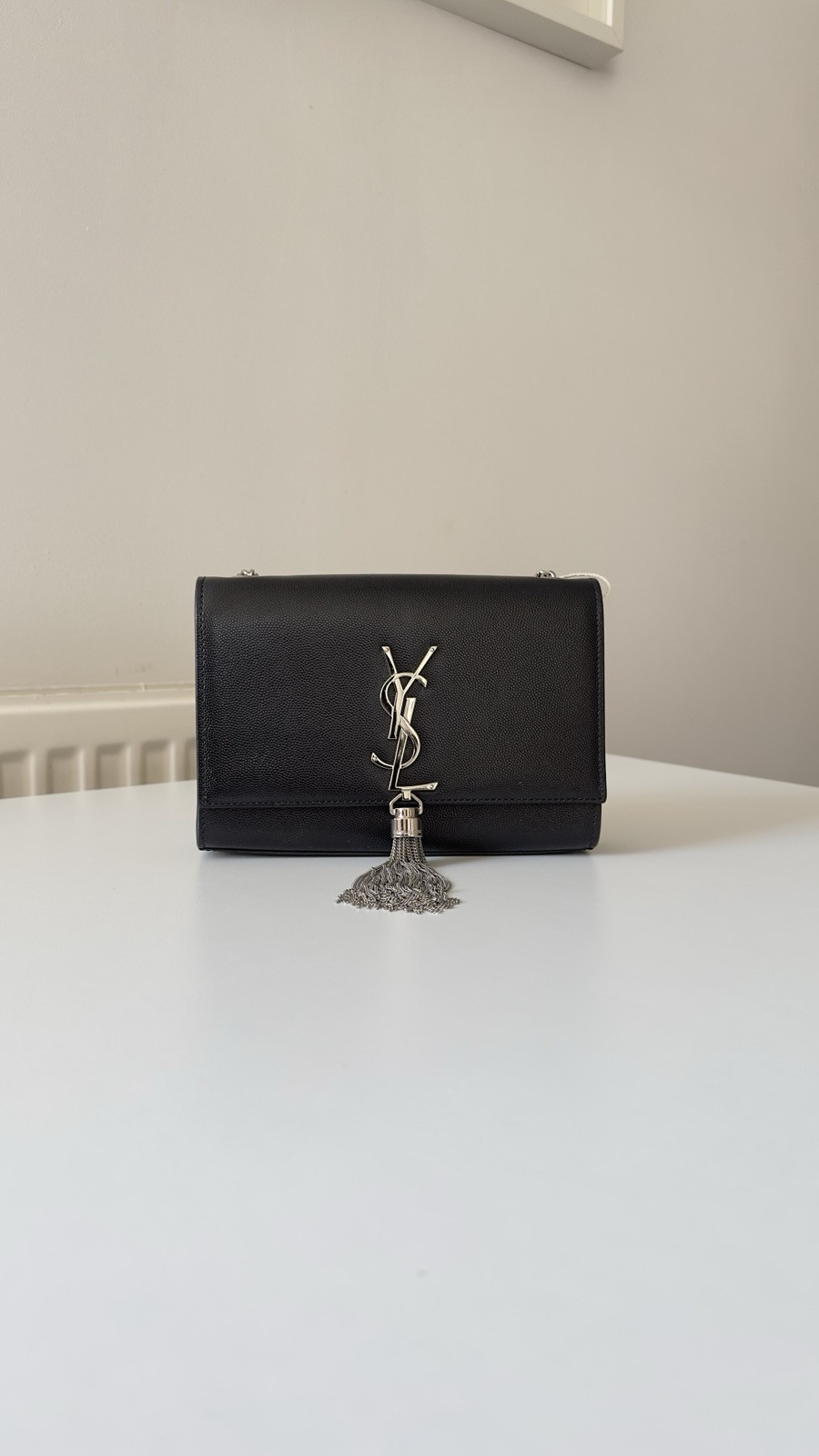 Borsa a tracolla Saint Laurent Pompom Kate in pelle nera