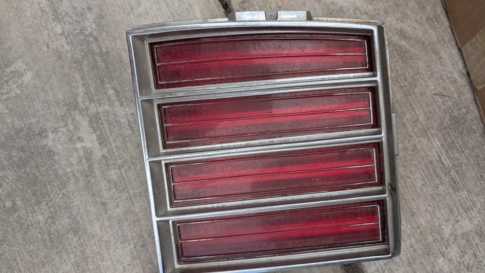 Pontiac Grand Prix 1979 luces traseras y extensiones de cuarto de panel Foto 3 de 4