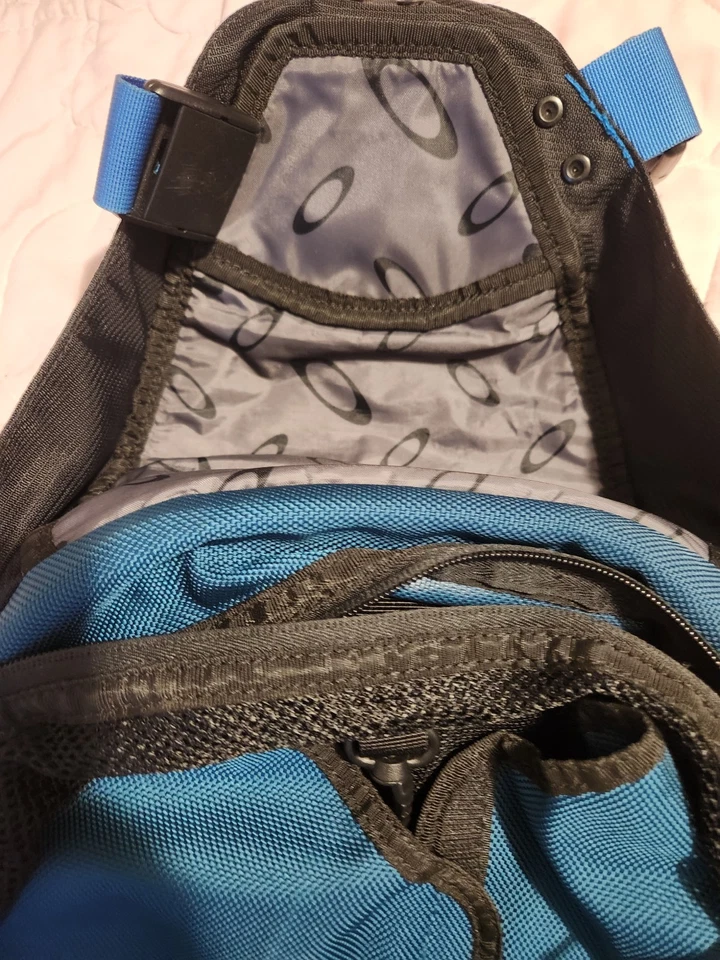 Mochila OAKLEY Icon Negra/Azul *Muy Buen Estado* **Envío Rápido** Foto 4 de 4