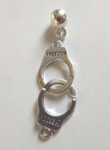 pendentif argenté menottes "freedom" 40x15mm