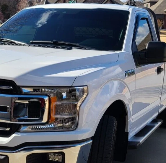 Viseras de ventilación AVS Smoke 3M adhesivas protectoras de lluvia para Ford F150 F250 F350 2017-2024 Foto 4 de 4