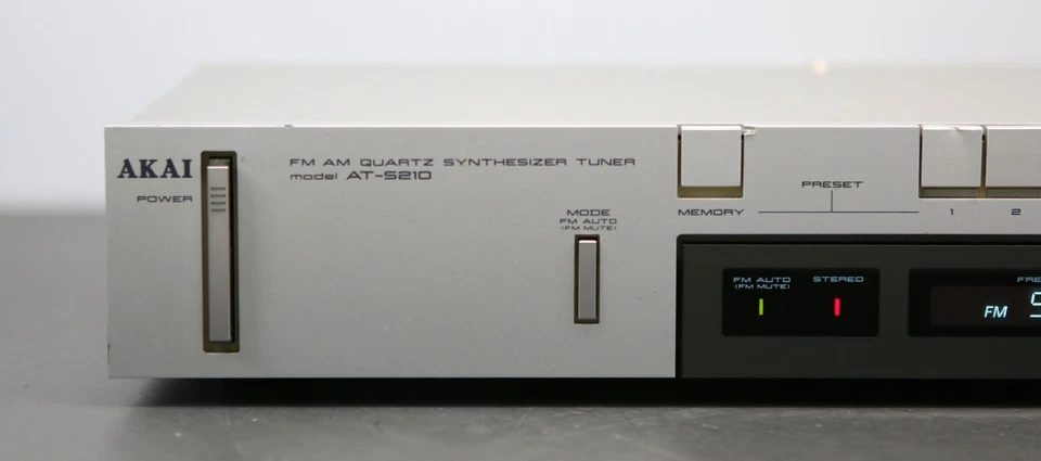 Akai AT-S210 - Vintage FM AM Quartz Synthesizer Tuner Silber '80er Jahre - Bild 2 von 4