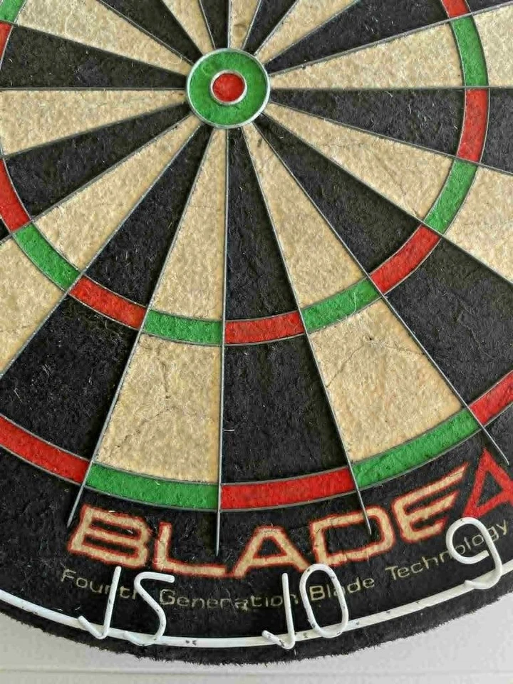 Winmau Blade 4 Professional Level Pig Bristle Dartboard Little Use In Vgood cond - Image 3 of 4