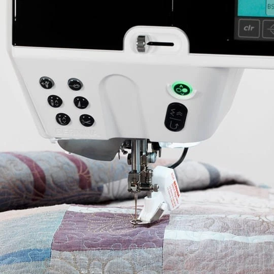 Máquina combinada de coser y bordar Bernina 830 - Juego completo de accesorios, aros, más Foto 3 de 4
