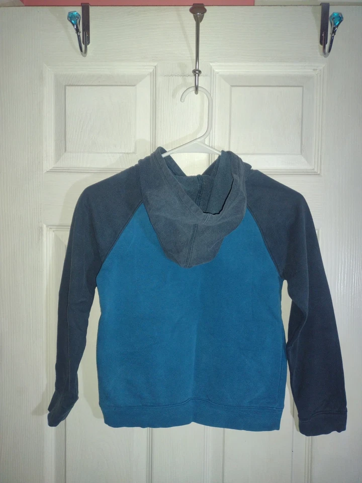 Camisa con Capucha Under Armour Juvenil Azul Colorblock Talla Pequeña Foto 2 de 4