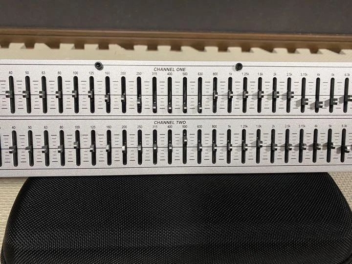 dbx 231s 2 Channel 31 Band Graphic Equalizer Switchable Pro Audio Rack Mount - Image 4 of 4