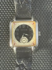 Quadratische Fossil-Uhr mit einem schwarzen Lederarmband