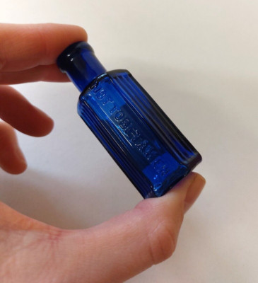 Kleine 2, 1/2 Zoll kobaltblau sechseckig gerippt NICHT MITZUNEHMEN Giftflasche