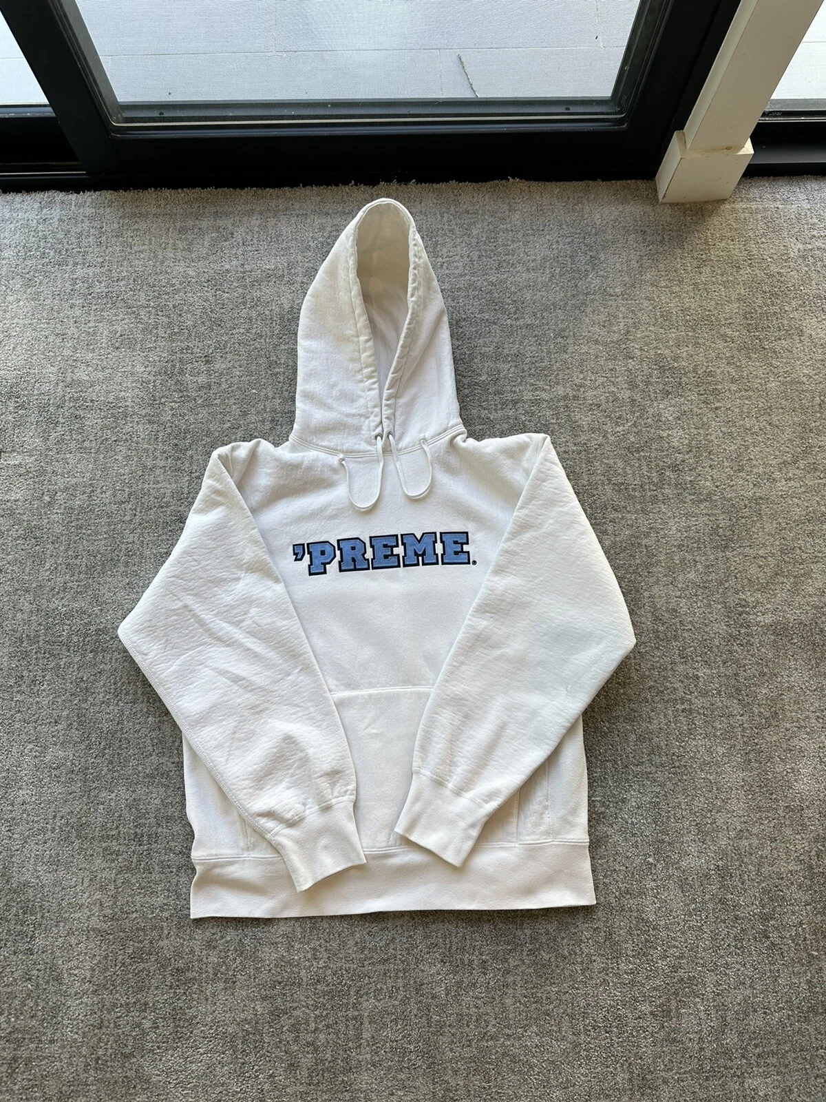 Sweat à capuche logo SUPREME « PREME   blanc et bleu. Taille MOYENNE en bon état