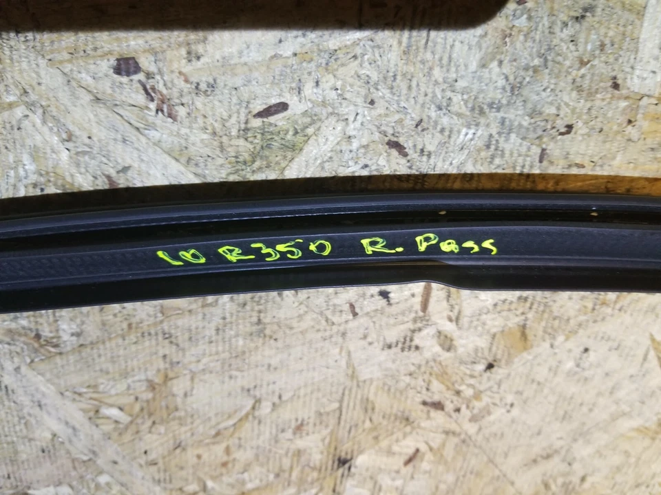 07 08 09 10 Mercedes R350 PASA TRASERA DERECHA CUARTO VENTANA SELLO OEM Foto 3 de 4