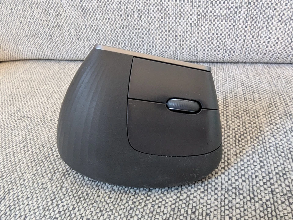 Logitech MX Vertical Kabellose Ergonomisch Maus Schwarz (910-005448) [gebraucht] - Bild 3 von 4