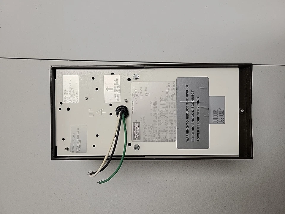 Hubbell ZP28FPC Refractor con Fotocélula 28W Luz Fluorescente Exterior - ECS Foto 4 de 4