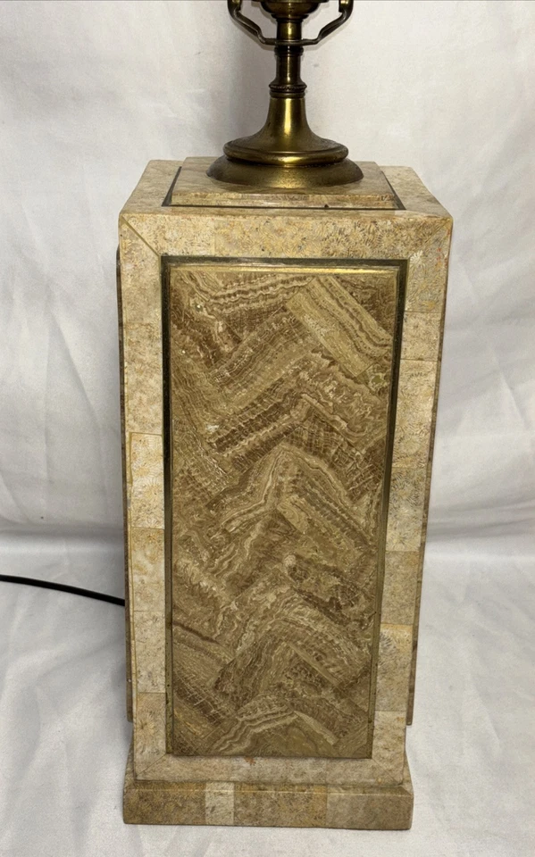 Lámpara de mesa vintage de madera silvestre con incrustaciones de piedra teselada y latón estilo Maitland Smith Foto 3 de 4