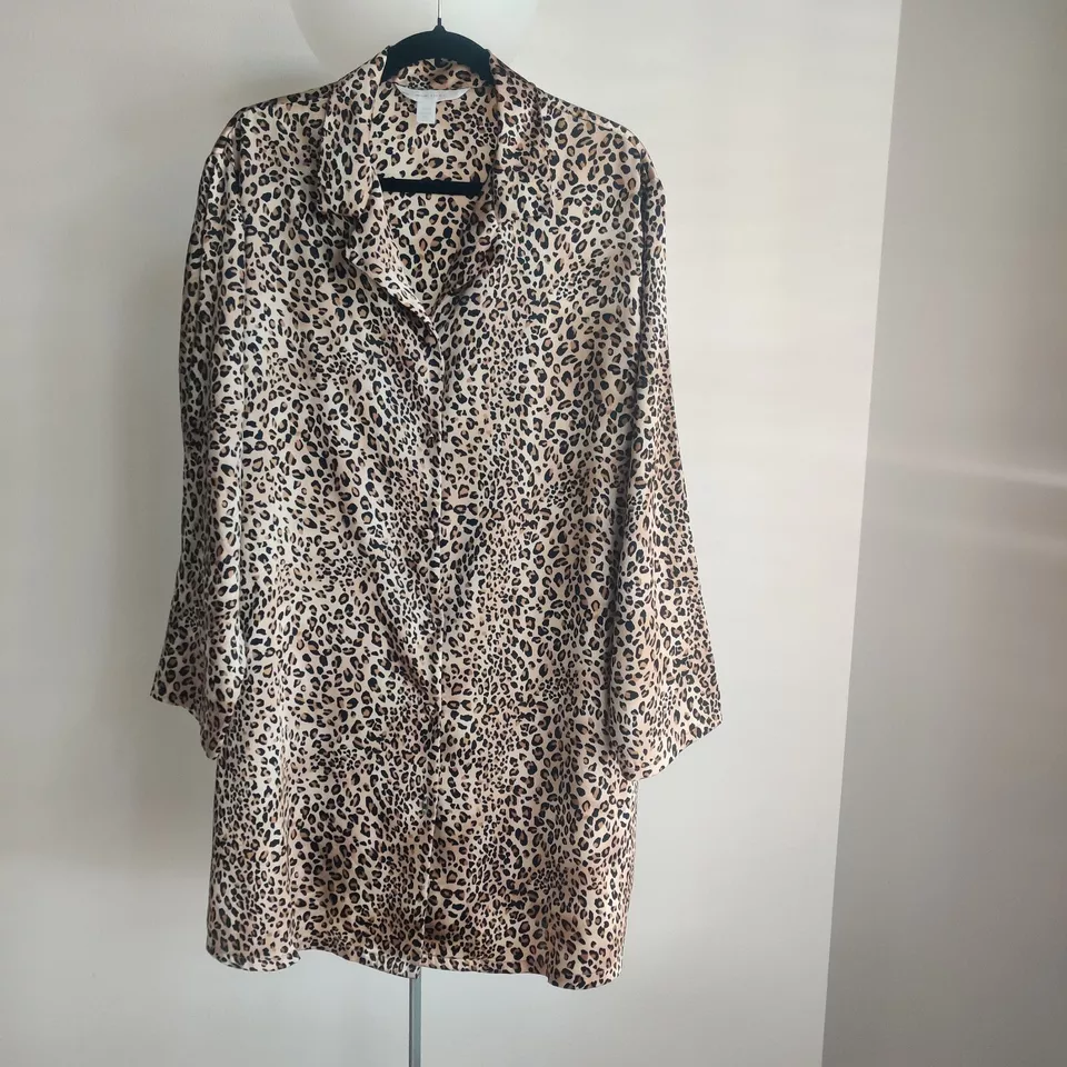 Pijama Cacique Salón Camisa para dormir Estampado Animal Leopardo Satinado Sedoso Abotonada 18/20 Foto 2 de 4