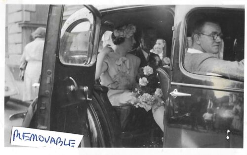 Vintage alte Hochzeitsfotografie Damenmütze Blumen Herren Anzug auf der Rückseite des Autos 1950er Jahre - Bild 1 von 1