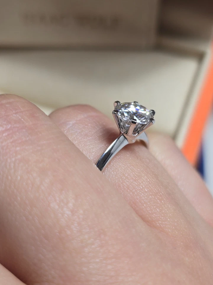 Anillo de compromiso solitario moissanita redondo de 2 quilates de oro blanco macizo de 14 k talla 6 Foto 2 de 4