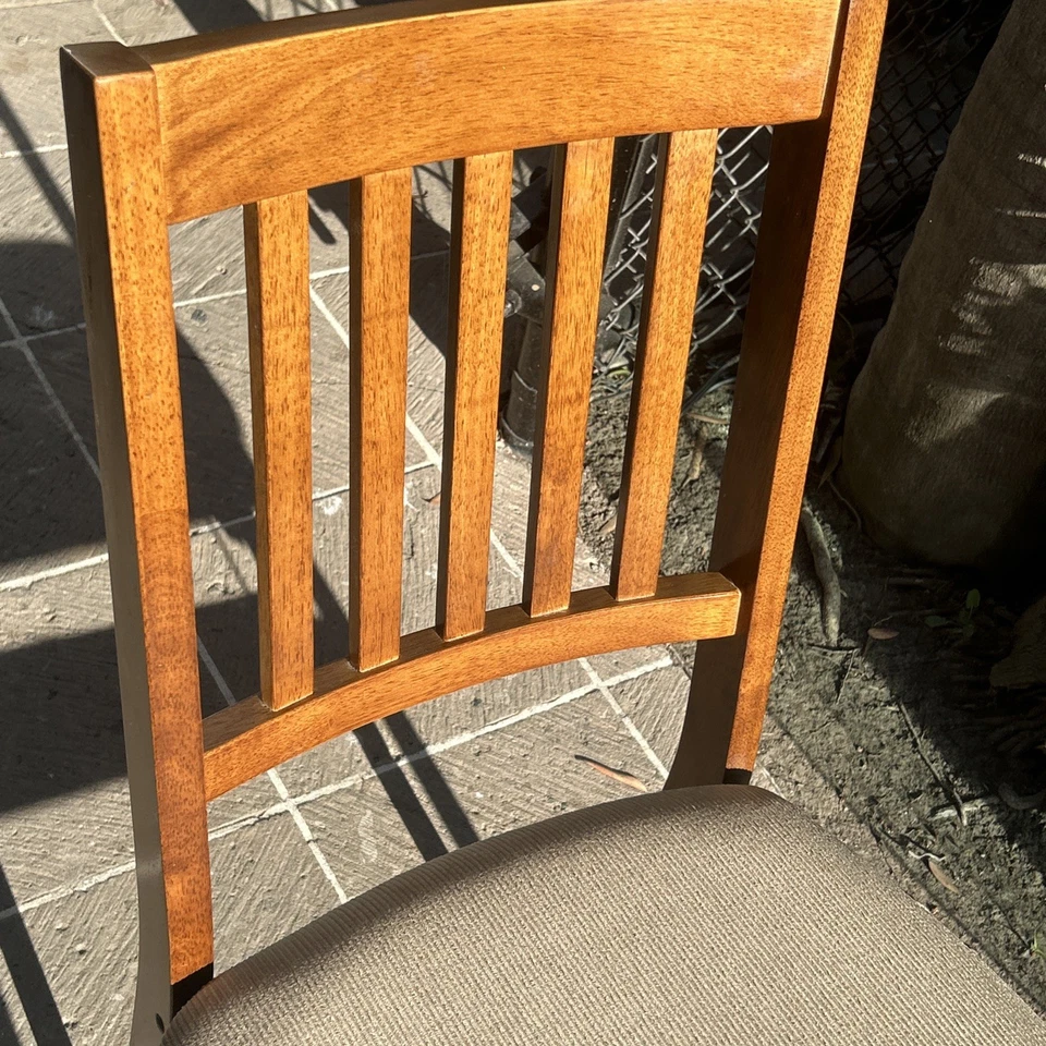 Paquete de 2 sillas plegables de madera maciza, tapicería acolchada, acabado madera frutal Stakmore Foto 4 de 4