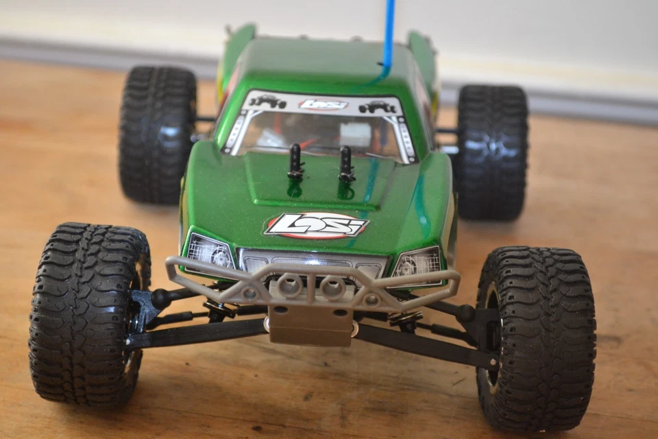 Camión Team Losi Desert 1/18 completo listo para funcionar riel de arena IOB Foto 3 de 4