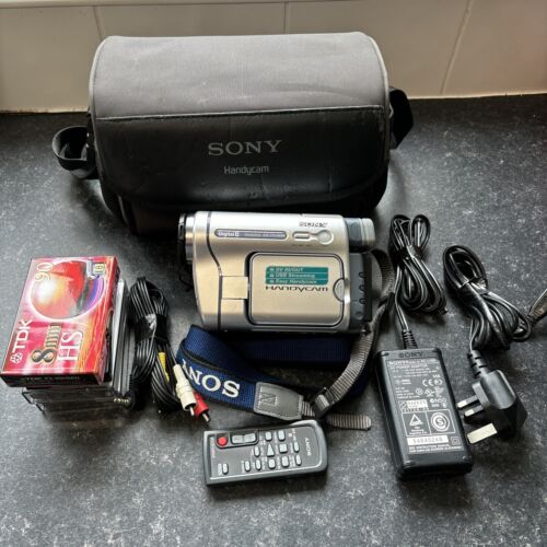 Sony DCR-TRV265E Camcorder mit Tasche, Bändern, Akku, Strom und TV-Kabel und Fernbedienung - Bild 1 von 19