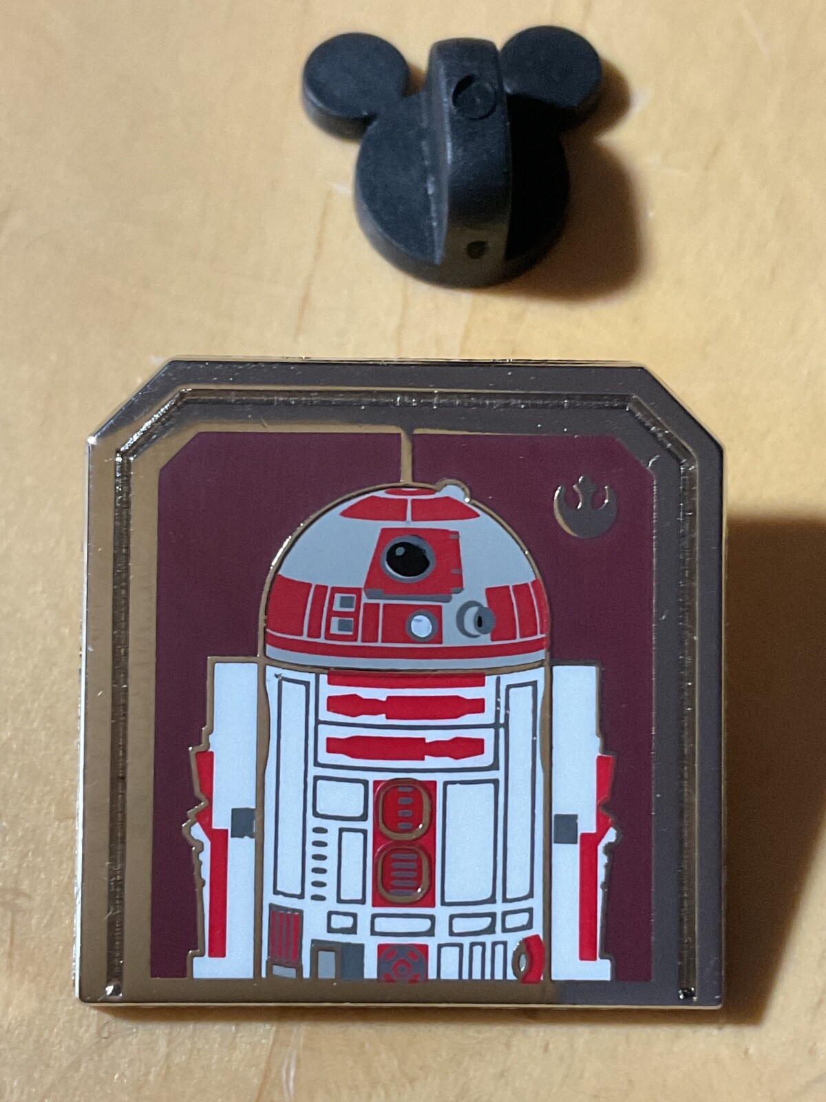 '2024 Hidden Disney Mystery Pin Droids (Star Wars) - R2-A3