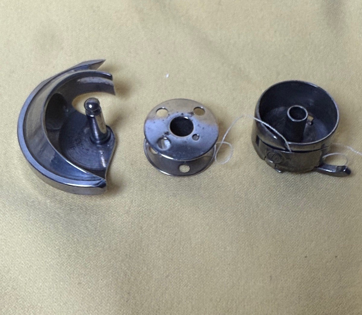 Singer 237 M-A Sewing Machine PARTS - Bobbin Case 81417 & Shuttle
