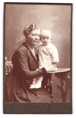 Fotografie Edlund, Stockholm, Hornsgatan 20, Frau mit ihrem Kind 