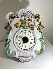 Pendule foret noire  fronton porcelaine .