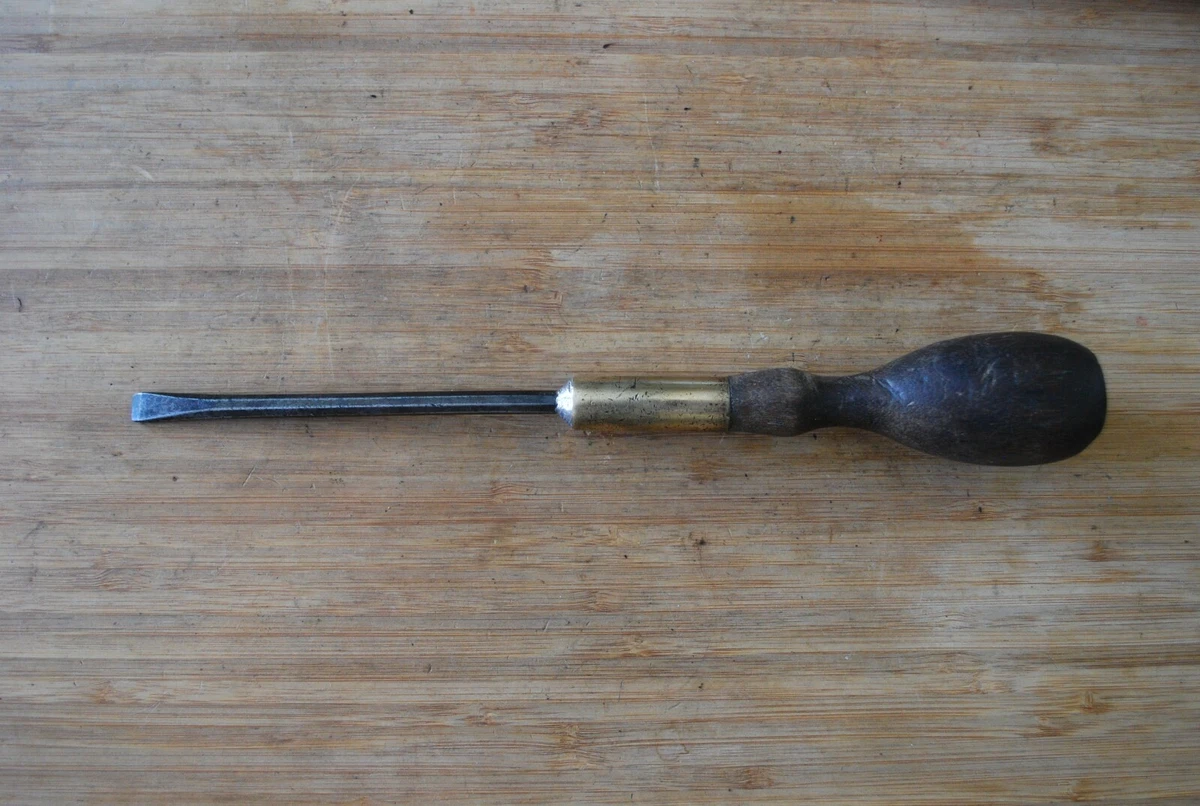 Large flat outlet head screwdriver