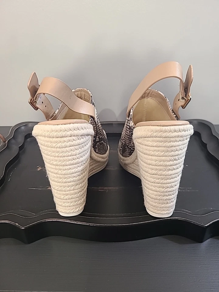 Tacón de cuña Qupid con estampado de serpiente de 4" con hebilla talla 7 Foto 3 de 4