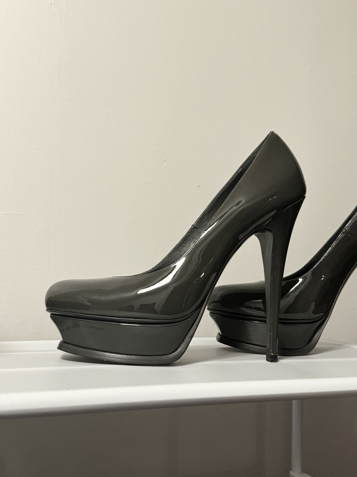 Scarpa a pompa Yves Saint Laurent Tribute in pelle con plateau aperto YSL grigio vernice 40