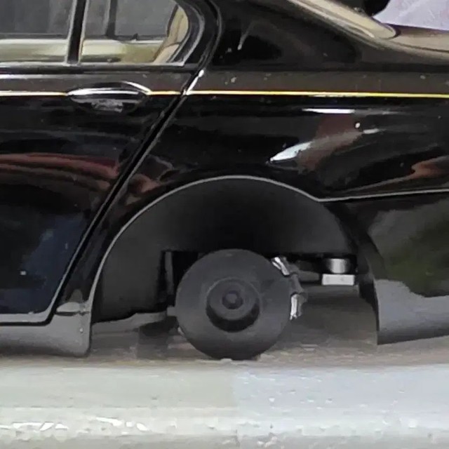 1/18 Scale Goshow BMW 760Li F-Body Diecast Model + Tuning Parts