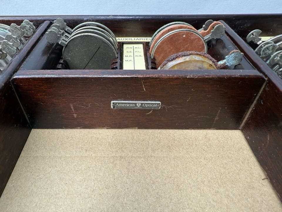 JUEGO DE LENTES DE PRUEBA OPTOMETRISTA ÓPTICO AMERICANO DE COLECCIÓN ANTIGUO CASI COMPLETO RARO Foto 4 de 4