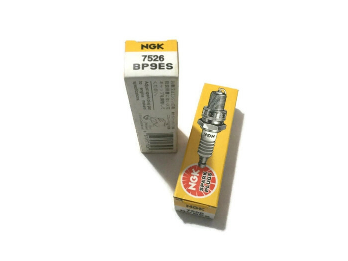 2 X NGK Standard Performance Spark Plugs 7526 BP9ES