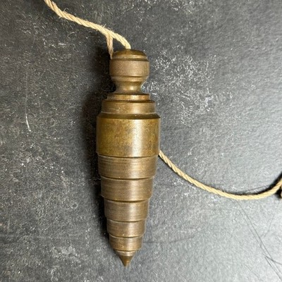 Antikes Plumb Bob langes Zimmermannswerkzeug unbeschriftet massiv Messing 10 cm Sammlerstück